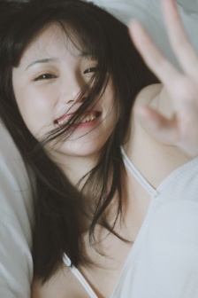 老公和小姑子躺在一起睡觉正常吗